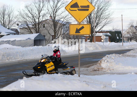 Ein Ski-Doo-Kreuzung in einer Kleinstadt in Quebec in Kanada Stockfoto