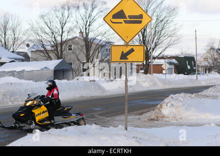 Ein Ski-Doo-Kreuzung in einer Kleinstadt in Quebec in Kanada Stockfoto