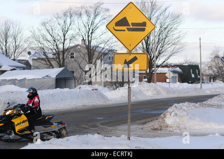 Ein Ski-Doo-Kreuzung in einer Kleinstadt in Quebec in Kanada Stockfoto