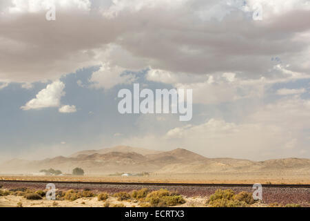 Ein Sandsturm verursacht durch laufende katastrophale Dürre Kaliforniens, USA. Stockfoto