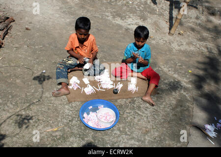 Bangladesch 8 Mai 2010. Kinderhand Füllung gerollt (genannt ein Bidi) Zigarettenfabrik in Haragach. Arbeitnehmer haben von Arbeits- Stockfoto