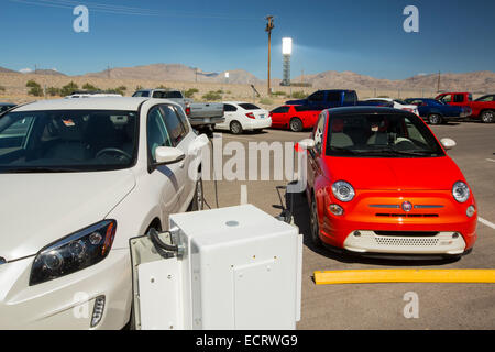 Elektro-Autos auf dem Ivanpah solarthermische Kraftwerk in Kalifornien aufgeladen wird '' s Mojave-Wüste ist derzeit die größte thermische Solaranlage der Welt. Es erzeugt 392 Megawatt (MW) und setzt 173.500 Heliostaten, die Sonnen-Strahlen auf drei Solartürme widerspiegeln. Es umfasst 4.000 Hektar Wüste. Stockfoto