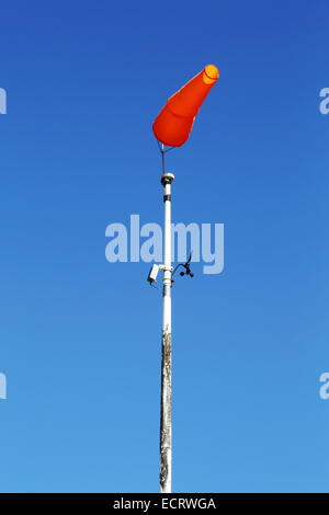 Ein Windsack vor einem strahlend blauen Himmel für Paragleiter und Drachenflieger am kahlen Berg, New-South.Wales, Australien. Stockfoto