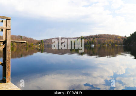 Frühen Frühlingsmorgen Victoria am langen Wochenende in der Hütte am See Buchten, Muskoka, Ontario. Stockfoto