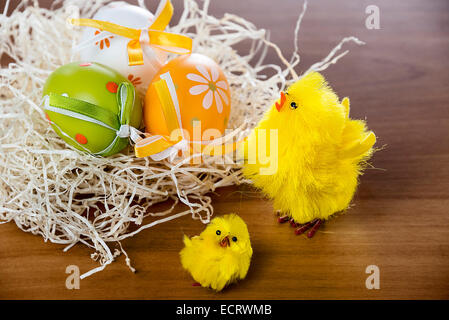 Osterzeit: Huhn und bemalten Eiern Stockfoto