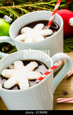 Hausgemachte heißer Schokolade garniert mit Schneeflocke geformte weiße Marshmallows. Stockfoto