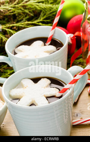 Hausgemachte heißer Schokolade garniert mit Schneeflocke geformte weiße Marshmallows. Stockfoto