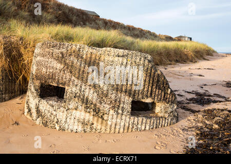 Eine Pillenbox am Strand von Low Newton, Northumberland, UK. Stockfoto