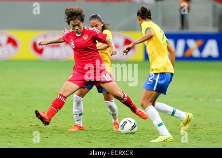 Brasilia, Brasilien. 18. Dezember 2014. Chinas Wang Shuang (L) durchbricht während eines Spiels zwischen China und Brasilien 2014 internationalen Turnier von Brasilia in Brasilia, Hauptstadt von Brasilien, 18. Dezember 2014. Brasilien gewann 4: 1. © Xu Zijian/Xinhua/Alamy Live-Nachrichten Stockfoto