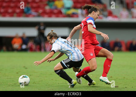 Brasilia, Brasilien. 18. Dezember 2014. US-Spieler Lauren Holiday (R) wetteifert mit Argentiniens Karen Venica während ihres Spiels 2014 internationalen Turnier von Brasilia in Brasilia, Hauptstadt von Brasilien, 18. Dezember 2014. Die USA gewann mit 7: 0. © Xu Zijian/Xinhua/Alamy Live-Nachrichten Stockfoto