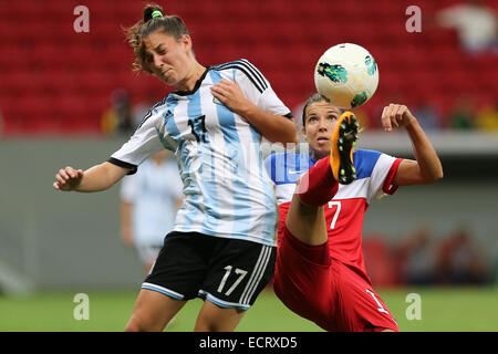 Brasilia, Brasilien. 18. Dezember 2014. US-Spieler Morgan Brian (R) wetteifert mit Argentiniens Aldana Cometti während ihres Spiels 2014 internationalen Turnier von Brasilia in Brasilia, Hauptstadt von Brasilien, 18. Dezember 2014. Die USA gewann mit 7: 0. © Xu Zijian/Xinhua/Alamy Live-Nachrichten Stockfoto