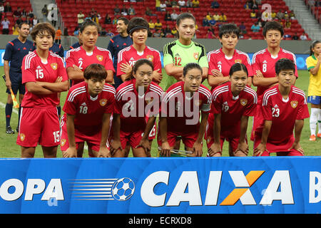 Brasilia, Brasilien. 18. Dezember 2014. Chinas Start Spieler posieren für ein Foto vor einem Spiel zwischen China und Brasilien 2014 internationalen Turnier von Brasilia in Brasilia, Hauptstadt von Brasilien, 18. Dezember 2014. Brasilien gewann 4: 1. © Xu Zijian/Xinhua/Alamy Live-Nachrichten Stockfoto