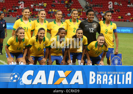 Brasilia, Brasilien. 18. Dezember 2014. Brasiliens Start Spieler posieren für ein Foto vor einem Spiel zwischen China und Brasilien 2014 internationalen Turnier von Brasilia in Brasilia, Hauptstadt von Brasilien, 18. Dezember 2014. Brasilien gewann 4: 1. © Xu Zijian/Xinhua/Alamy Live-Nachrichten Stockfoto