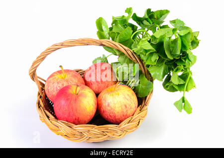 Apple und asiatischen im Korb auf weißem Hintergrund Stockfoto