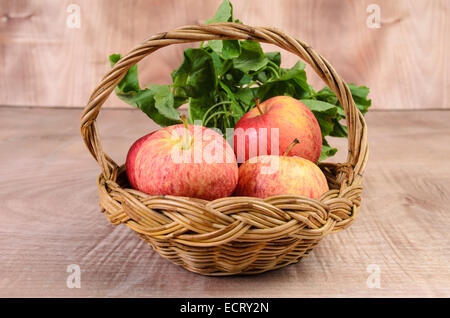 Apple und asiatischen im Korb auf Holz Hintergrund Stockfoto