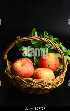 Apple und asiatischen im Korb auf schwarzem Hintergrund Stockfoto