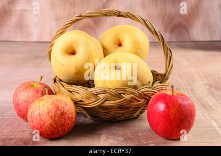 Apple und asiatischen im Korb auf Holz Hintergrund Stockfoto