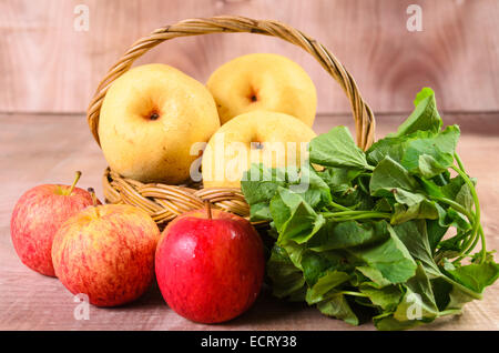 Apple und asiatischen im Korb auf Holz Hintergrund Stockfoto