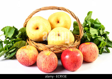 Apple und asiatischen im Korb auf weißem Hintergrund Stockfoto