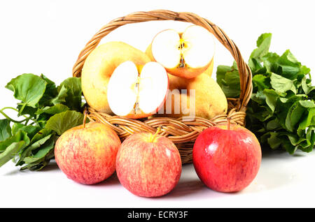 Apple und asiatischen im Korb auf weißem Hintergrund Stockfoto