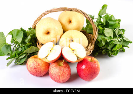 Apple und asiatischen im Korb auf weißem Hintergrund Stockfoto