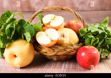 Apple und asiatischen im Korb auf Holz Hintergrund Stockfoto