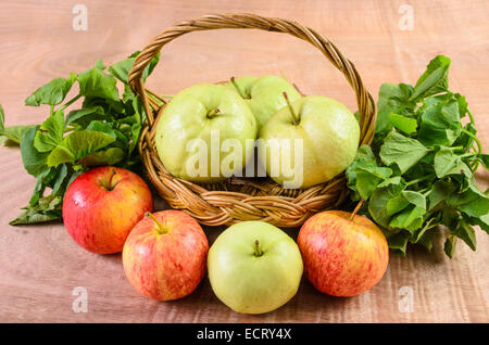 Guave Apfel in den Korb auf weißem Hintergrund Stockfoto