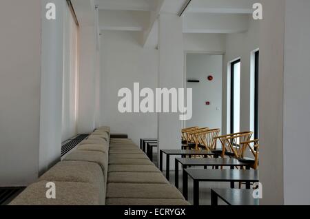 Sofa und Zuckerrohr Stühle Tische in modernen minimalistischen Ambiente Stockfoto