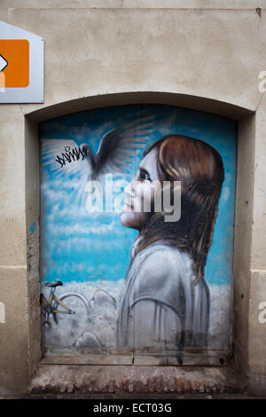 Jesus wie Person und weiße Taube des Friedens, wandbild an Tür in Barcelona, Katalonien, Spanien Stockfoto
