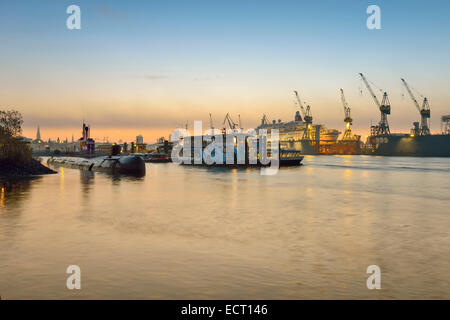 Deutschland Hamburg russisches u-Boot-Museumsschiff am Abend Stockfoto