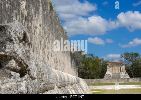 Ball Court und Tempel, Maya-Ruinen von Chichen Itza, Riviera Maya, Halbinsel Yucatan, Mexiko Stockfoto