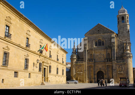 Kapelle des Erlösers oder Capilla del Salvador, 16. Jahrhundert und Parador Nacional del Condestable Davalos in Plaza de Vázquez Stockfoto