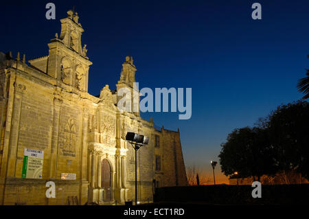 Collegiate Kirche Santa María de Los Reales Alcázares, 13.-19. Jahrhundert in Plaza de Vázquez Molina in der Abenddämmerung, Úbeda Stockfoto