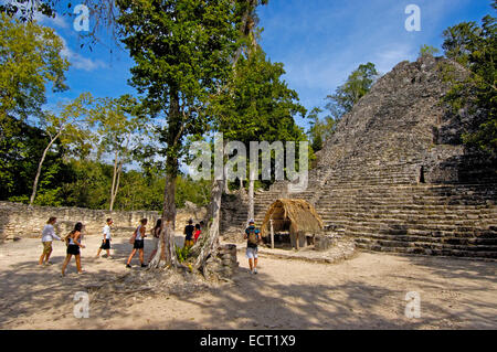 Iglesia Ruine und Stele, Maya-Ruinen von Coba, Quintana Roo Zustand, Riviera Maya, Halbinsel Yucatan, Mexiko Stockfoto