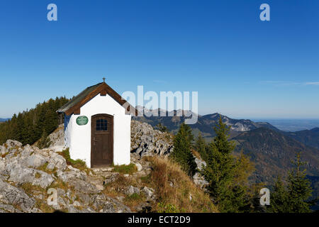 Unsere Liebe Frau Zu Audorf auf dem Gipfel des Mt Brünnstein-, Mt Wendelstein auf der Rückseite, Mangfall Berge-Kapelle Stockfoto