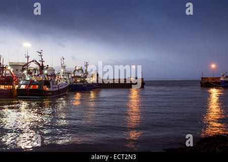 Greencastle Hafen, Donegal, Irland. 19. Dezember 2014. Irland Wetter: Kälte, Regen und Wind in Greencastle Harbour, County Donegal im Morgengrauen.  Hellen oder sonnigen Zauber und stürmischen Schauern sind für das Wochenende prognostiziert. Bildnachweis: George Sweeney/Alamy Live-Nachrichten Stockfoto