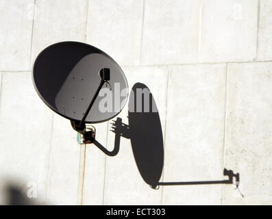 Graue Antenne außerhalb auf einer weißen Wand Stockfoto