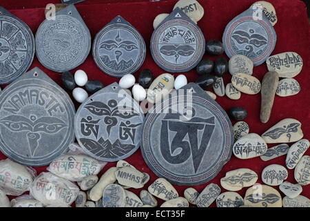 Souvenirs zum Verkauf am Eingang zum Changu Narayan-Tempel der ältesten Wallfahrtsort des Kathmandu-Tal in Nepal Stockfoto