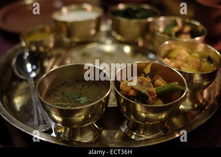 Eine typische Nepali Dal Bhat Tarkari serviert in einem Restaurant in Kathmandu in Nepal Stockfoto