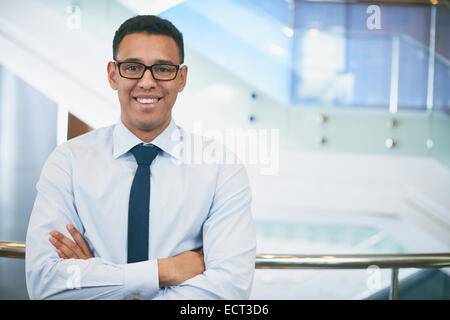 Glücklich Kreuz bewaffnet Geschäftsmann Blick in die Kamera Stockfoto