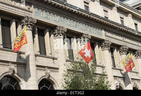 Hautnah am alten Postgebäude mit Genfer und Schweizer Fahnen, Schweiz Stockfoto