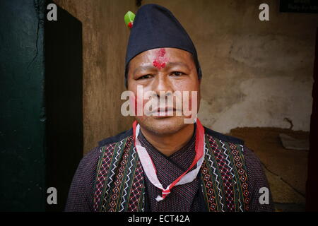 Ein Nepali Mann mit Tilaka Markierung auf seiner Stirn trägt eine Schwarze Kappe gaaule Bhaad - beliebt bei den Nepalesen Männer, speziell in Italienisch Gemeinschaft, Nepal Stockfoto