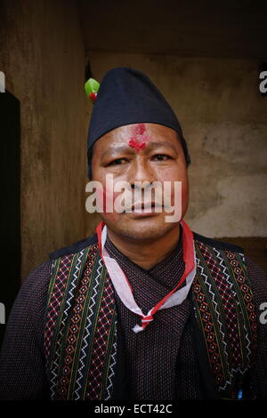 Ein Nepali Mann mit Tilaka Markierung auf seiner Stirn trägt eine Schwarze Kappe gaaule Bhaad - beliebt bei den Nepalesen Männer, speziell in Italienisch Gemeinschaft, Nepal Stockfoto