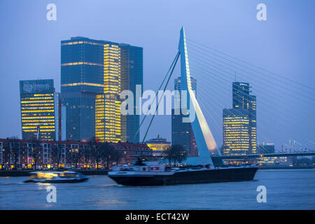 Skyline bei der Nieuwe Maas, Erasmusbrücke und Hochhäuser am "Kop van Zuid" Bezirk, Rotterdam, Niederlande Stockfoto