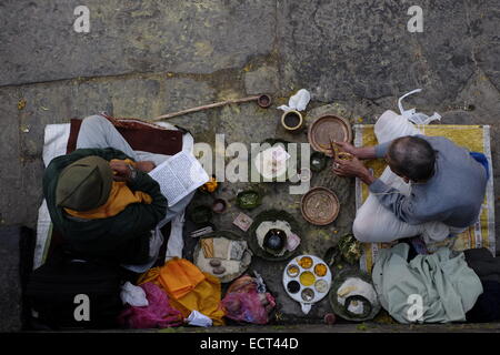 Hindu Anhänger in Pashupatinath Tempel ein Hindu-Schrein und eines der größten Shiva-sites ist die am Ufer des Flusses Bagmati und verzeichnet in UNESCO-Liste des Welterbes in Kathmandu-Nepal Stockfoto