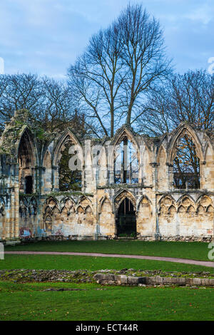 Die Ruinen der St.Mary Abtei in den Gärten Museum, York. Stockfoto