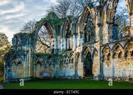 Die Ruinen der St.Mary Abtei in den Gärten Museum, York. Stockfoto