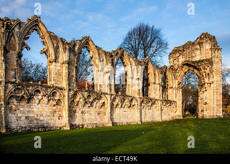 Die Ruinen der St.Mary Abtei in den Gärten Museum, York. Stockfoto