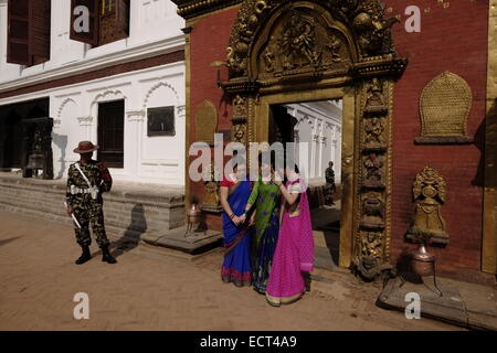 Nepalesischer Soldat und chinesischen Touristen an der Golden Gate (Sun Dhoka), die zu den Taleju Tempel innerhalb des Royal Palace Complex in Durbar Square als UNESCO-Weltkulturerbe in der Stadt Bhaktapur auch als Khwopa in Nepal bekannt aufgeführt Stockfoto