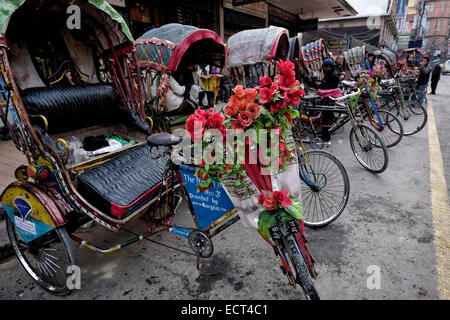 Zeile des Zyklus Rikschas in der Stadt Kathmandu in Nepal Stockfoto